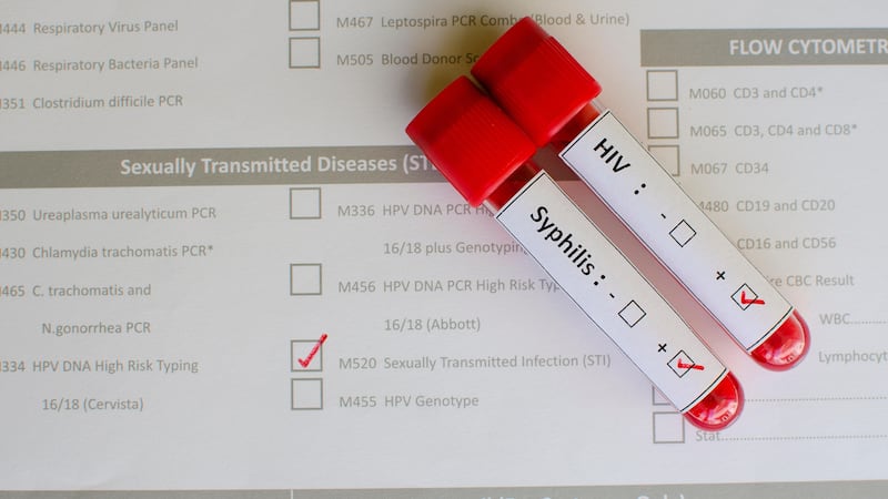 Preocupación en salud pública: Informe del Minsal revela alarmante aumento de sífilis y gonorrea en jóvenes y adultos en Chile