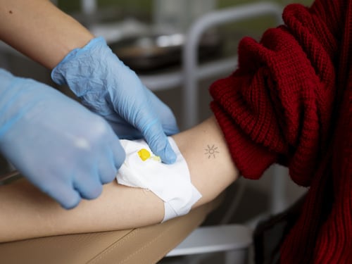 Hospital Clínico de la Universidad de Chile advierte déficit en banco de sangre y llama a aumentar donaciones voluntarias