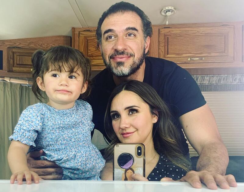 Dulce María junto a su hija y esposo desde los camerinos de su nuevo proyecto