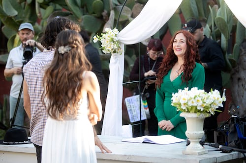 Alejandra Herrera celebra desde China el éxito de la primera teleserie vertical “Mi boda es una trampa”