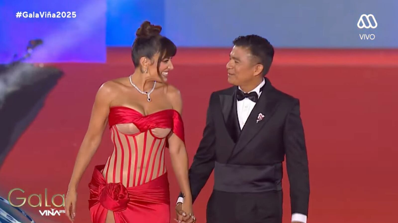 La actriz y el cantante de cumbia confirmaron su romance en la alfombra roja del Festival de Viña 2025.