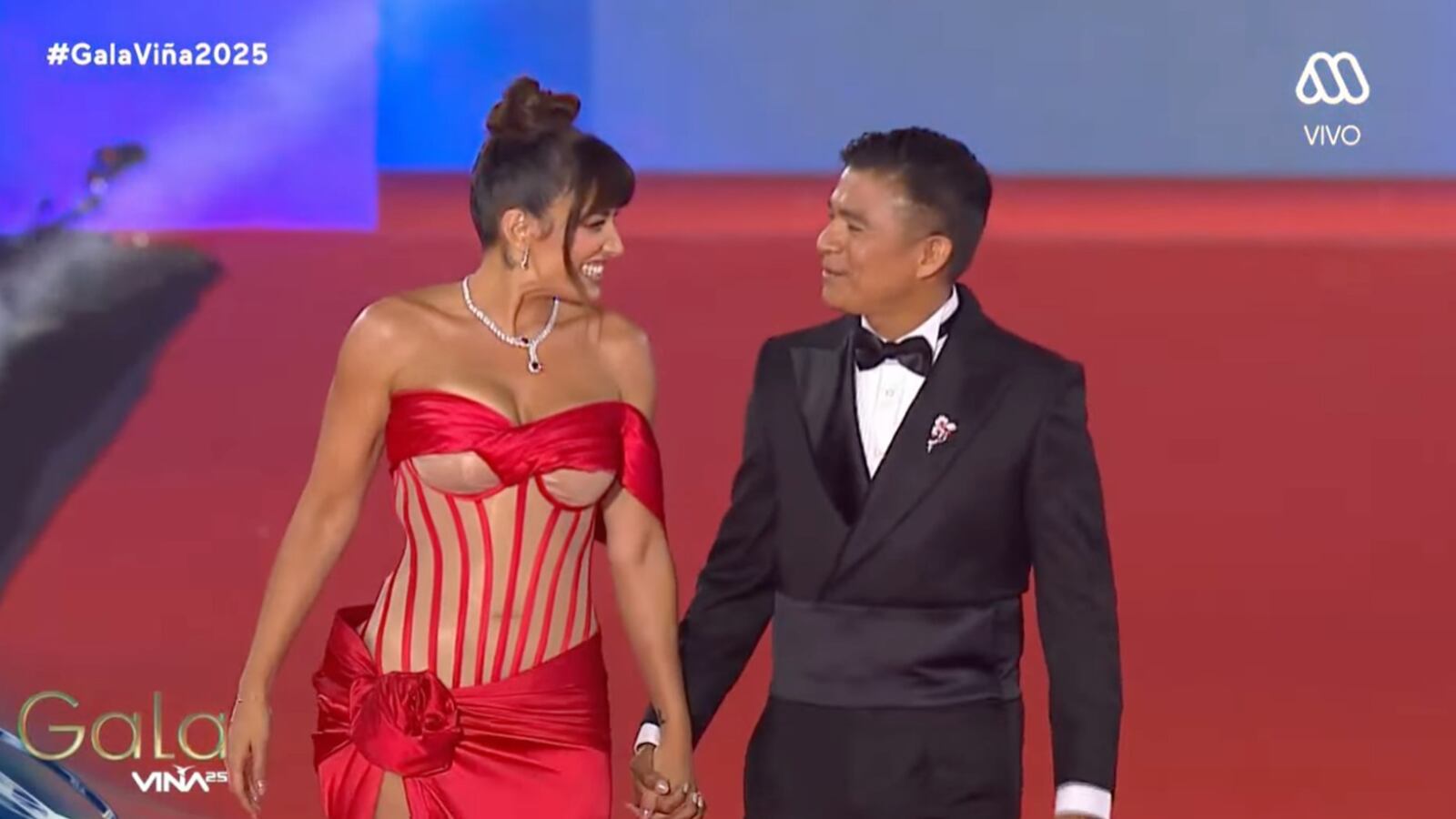 La actriz y el cantante de cumbia confirmaron su romance en la alfombra roja del Festival de Viña 2025.