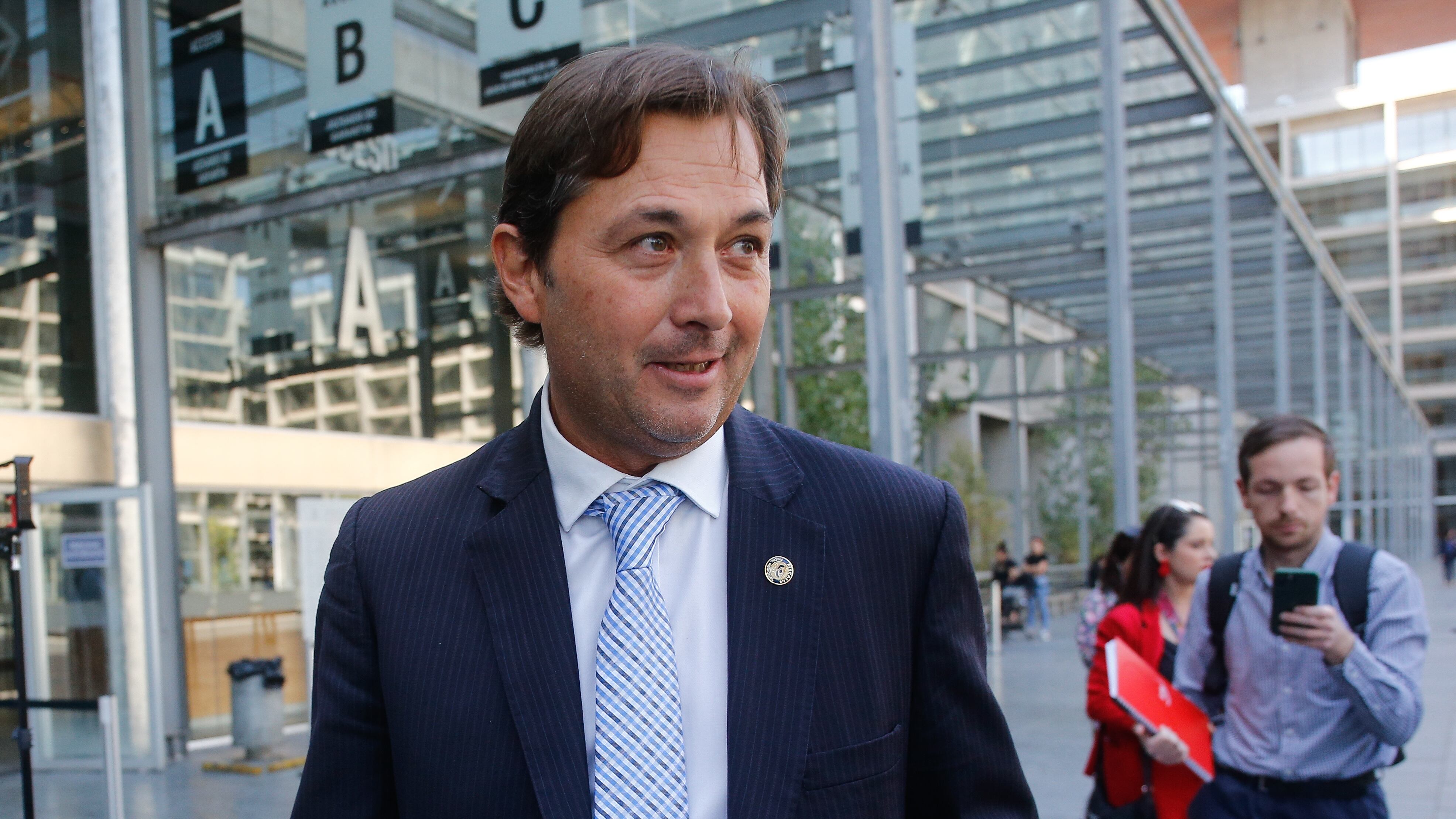 Defensa de Cariola pide Nulidad de diligencias | 13 DE MARZO DE 2025 / SANTIAGO
Fiscal Regional de Coquimbo, Patricio Cooper
El 7° Juzgado de Garantía de Santiago revisa un recurso presentado por el abogado Juan Carlos Manríquez, representante de la diputada Karol Cariola (PC), en el cual solicita la nulidad de la diligencia efectuada por la PDI donde se incautaron el teléfono celular y el computador de la parlamentaria, en el marco de una investigación de una arista del caso Sierra Bella.
Centro de Justicia de Santiago.
FOTO: DIEGO MARTIN/AGENCIAUNO