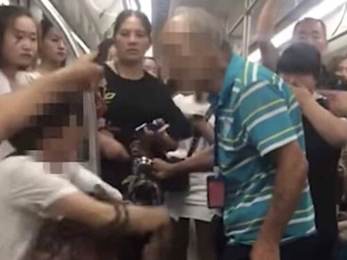 Un anciano cachetea a una mujer por no darle el asiento en el metro
