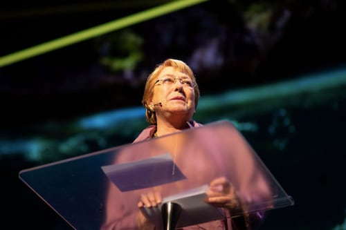 Sondeo muestra apoyo ciudadano a Bachelet y tensiona decisión de Kast