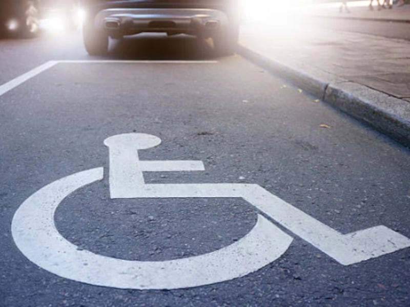 Guardia de supermercado fue atropellado por conductor con discapacidad y sufre amputación de sus piernas