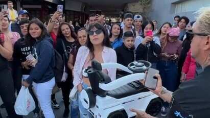 Deja a su novio por un Mercedes y le dan uno de juguete