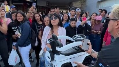 Deja a su novio por un Mercedes y le dan uno de juguete