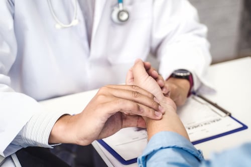 Solo el 44% de los chilenos está satisfecho con la atención médica: expertos llaman a transformar la salud