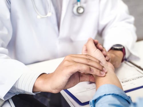 Solo el 44% de los chilenos está satisfecho con la atención médica: expertos llaman a transformar la salud