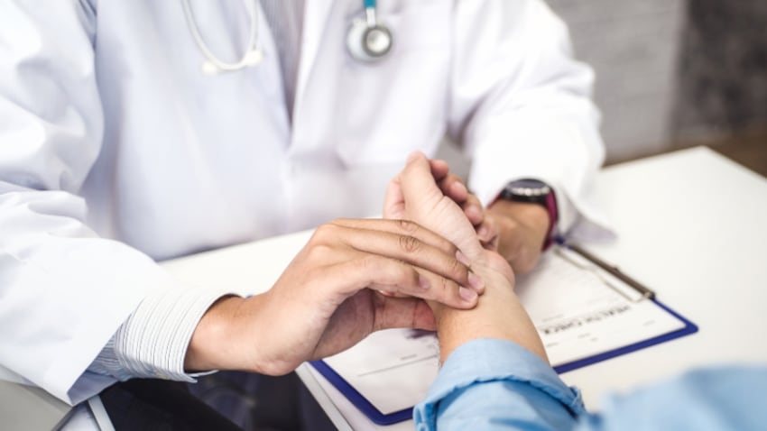 Solo el 44% de los chilenos está satisfecho con la atención médica: expertos llaman a transformar la salud en Chile
