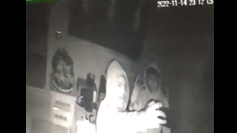 Un video muestra el momento exacto en que un par de delincuentes decide tomarse una selfie en medio de un robo al interior de una vivienda en la ciudad de Antofagasta.
De acuerdo a los antecedentes, el ilícito ocurrió la noche del lunes en un inmueble ubicado en el sector sur de la ciudad.
Tal como se ve en las imágenes, al menos tres antisociales habrían llegado a esta casa con el fin de sustraer distintos objetos de valor.
Sin embargo, lo insólito vendría cuando los sujetos decidieron hacer una pausa en medio del delito para retratar la fechoría. Con una fotografía, dos de los involucrados inmortalizaron el delito.
