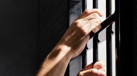 Hombre de mediana edad pasar tiempo en la cárcel
