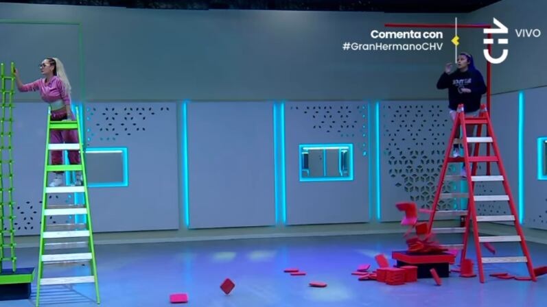 Por segunda vez la participante de Gran Hermano Viviana Acevedo se convirtió en la líder de la semana y quedó con inmunidad al interior de reality de CHV, tras ganar la intensa prueba que aseguró su permanencia en la casa estudio.
Fue a través de una competencia de equilibrio donde la futbolista oriunda de Arica se salvó de la placa de eliminación.
Ella junto a Francisca Maira fueron las finalistas, quien tuvieron que enfrentarse nuevamente para definir a la mandamás de la casa durante los siguientes siete días.
La prueba consistía en apilar placas en altura hasta formar una torre de varios metros, la cual tenía que permanecer un tiempo de tres segundos sin derrumbarse.
En primera instancia, a ambas se les cayó la estructura cuando instalaban el último ladrillo. Pero, tras hacerlo nuevamente fue Vivi quien se quedó con la prueba, logrando la inmunidad por segunda vez en los más de 30 días que llevan en el encierro.
Con esto, ahora no se sabe si esta semana podrá salvar de la placa de eliminación a uno de los integrantes votados por sus compañeros o ella deberá nominar a uno, tal como lo hicieron la vez pasada Rubén y Skarleth, quienes ganaron la prueba anterior.
Aunque, desde el estudio Diana realizó un comentario de lo que podría ocurrir en esta oportunidad.
“Segunda vez que es líder, ahora nuevamente le va a tocar salvar”, indicó la animadora.