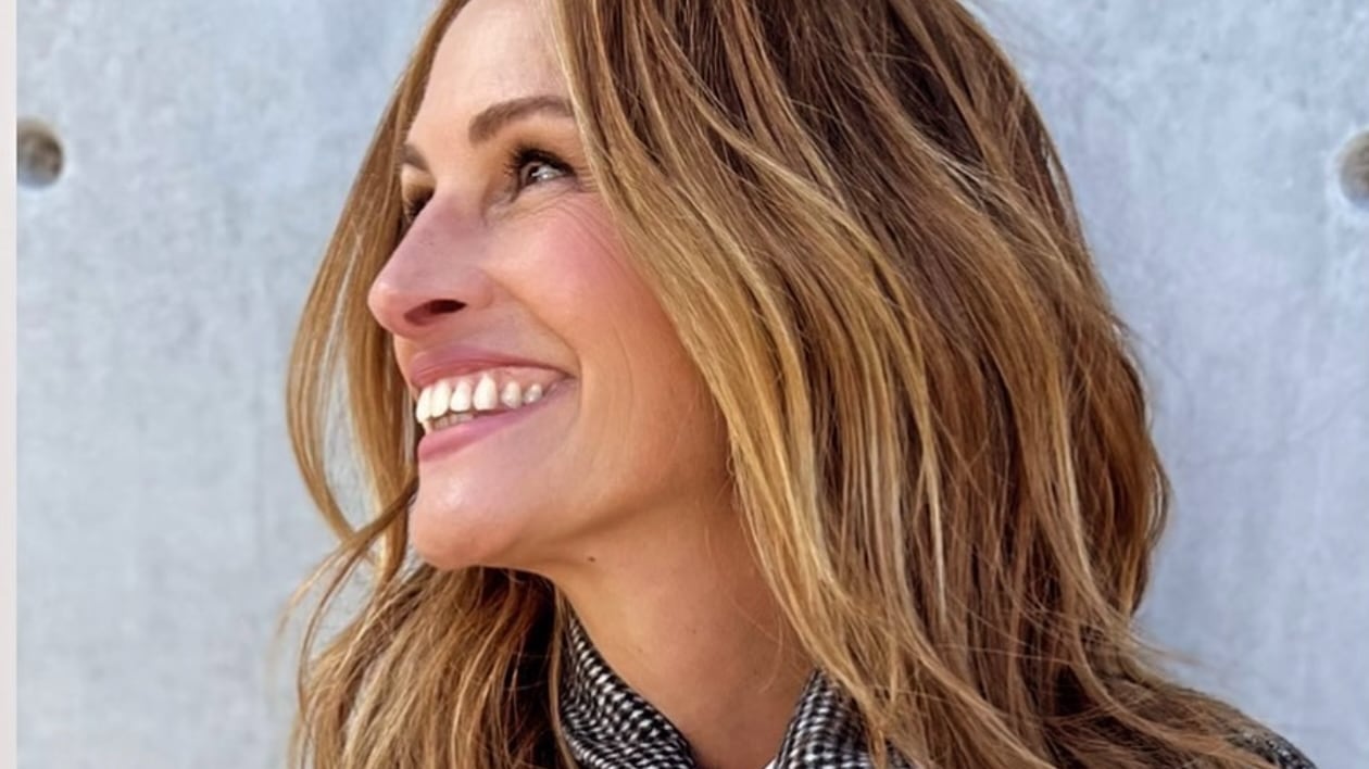 Julia Roberts, la eterna Novia de Estados Unidos, sigue siendo dueña de una de las sonrisas más legendarias del cine y mantiene intacto ese encanto especial que la hace única. Foto: Julia Roberts INSTAGRAM.