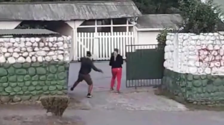 Con un carabinero dado de baja y un sumario administrativo terminó una fiesta que incluyó el consumo de alcohol al interior de la Quinta Comisaría de Panguipulli, región de Los Ríos.
En específico, el funcionario fue apartado de las filas tras intentar conducir un vehículo en estado de ebriedad.