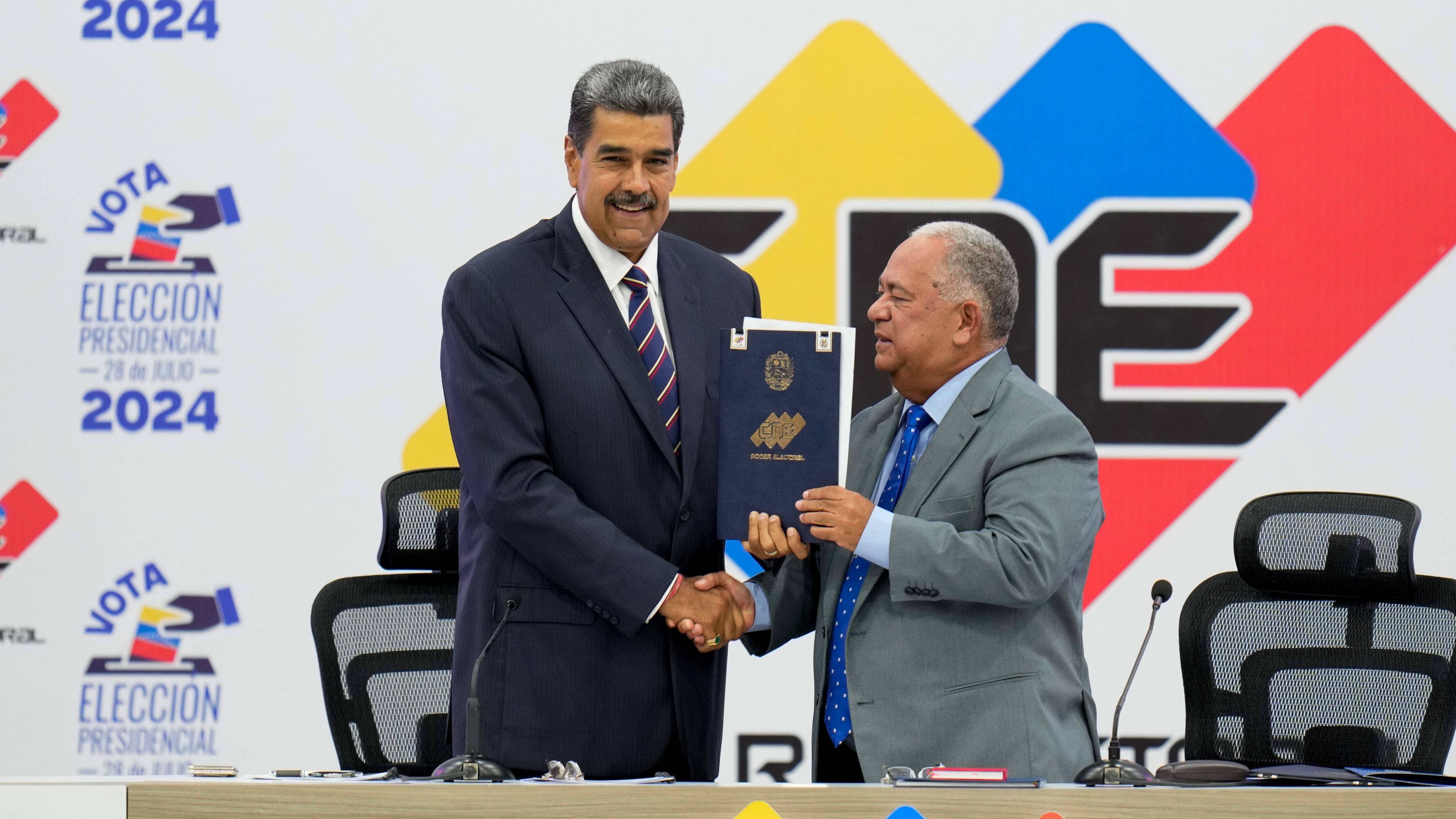 Nicolás Maduro celebra el triunfo en las urnas que le informó el CNE. / AP