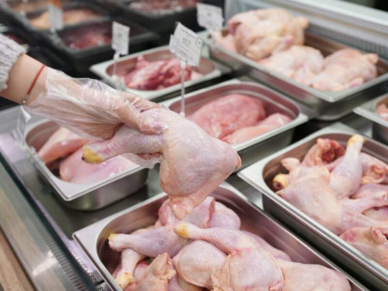 Escándalo en Romeral: Supermercado sumergía pollos en cloro para disimular su mal olor