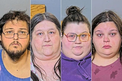 Niña de 14 años hallada pesando 16 kilos conmociona a EE.UU.: arrestan a su padre y madrastra