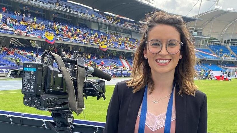 La periodista de Canal 13 reveló que hace ocho años mantiene una relación amorosa con un periodista de TVN. "Estoy muy enamorada y contenta", asegura.