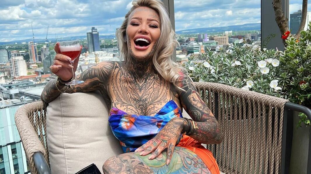 La estrella británica de OnlyFans, Becky Holt, asegura ser la única mujer en el mundo que tiene tatuada toda su vagina.