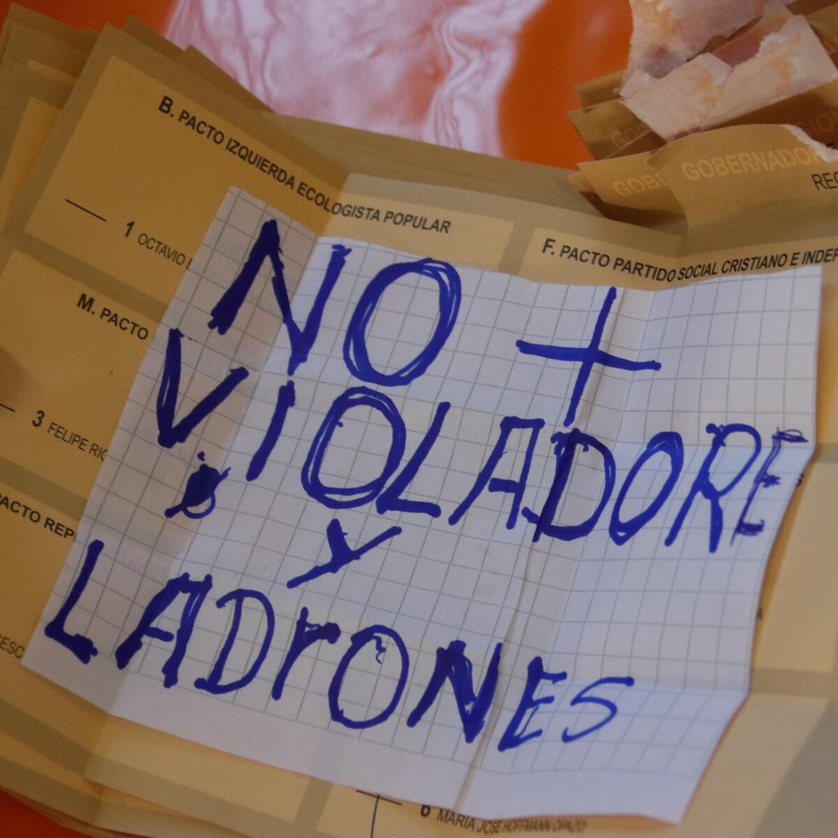 Votantes sorprenden con mensajes creativos para anular votos Votantes sorprenden con mensajes creativos para anular votos