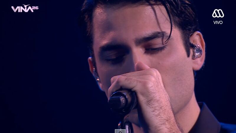 “Son cosas que pasan”: Matteo Bocelli tuvo que ser auxiliado por los animadores por problema técnico en cierre de la primera noche de Viña 2026