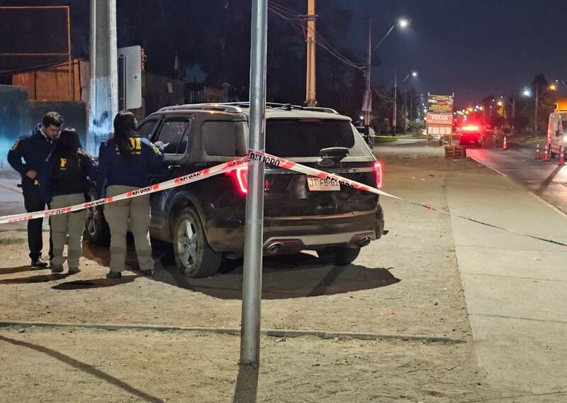 Una mujer de nacionalidad argentina fue asesinada a balazos en la comuna de La Pintana, en la Región Metropolitana.
Los hechos se registraron en Avenida Gabriela con Acceso Sur, donde el vehículo en el que se trasladaba la víctima junto a otra persona fue interceptado por un grupo de sujetos armados.
Según detalló el violento ataque quedó al descubierto “aproximadamente a las 22:40 horas, cuando Carabineros recibe un llamado para que se trasladaran hacia Gabriela con intersección Acceso Sur, ya que se estaba produciendo disparos”.
Respecto a los afectados, el persecutor precisó que “el sujeto masculino sale del vehículo para pedir ayuda a las casetas del peaje que se encuentra en el sector, en tanto que la mujer habría quedado al interior del vehículo recibiendo los impactos de bala que fueron realizados por parte de personas desconocidas desde las afueras del vehículo, desde la vía pública”.