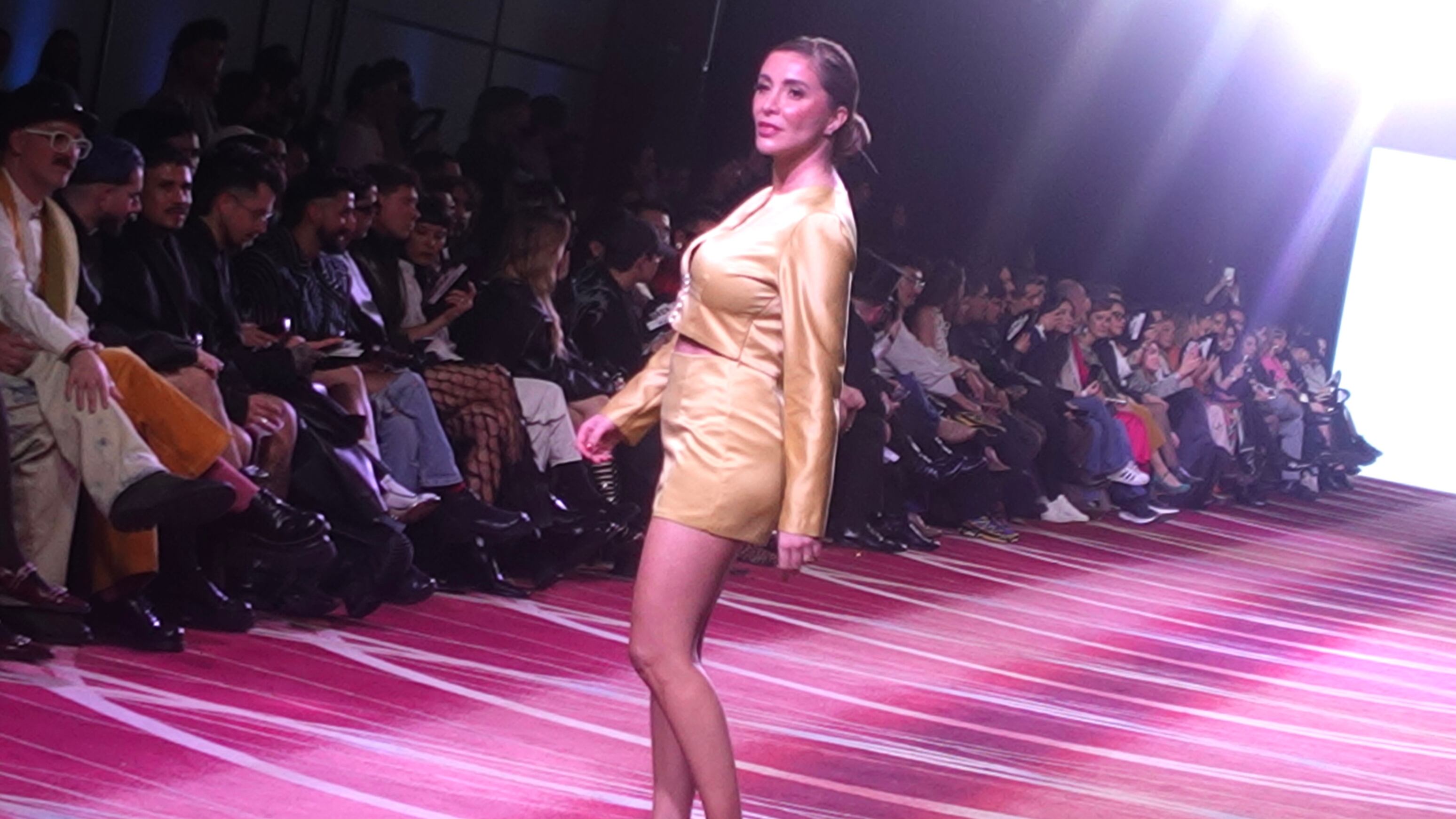 La figura televisiva de Mega fue invitada al lanzamiento de la línea de vestuario de la diseñadora Daniela Bozza.