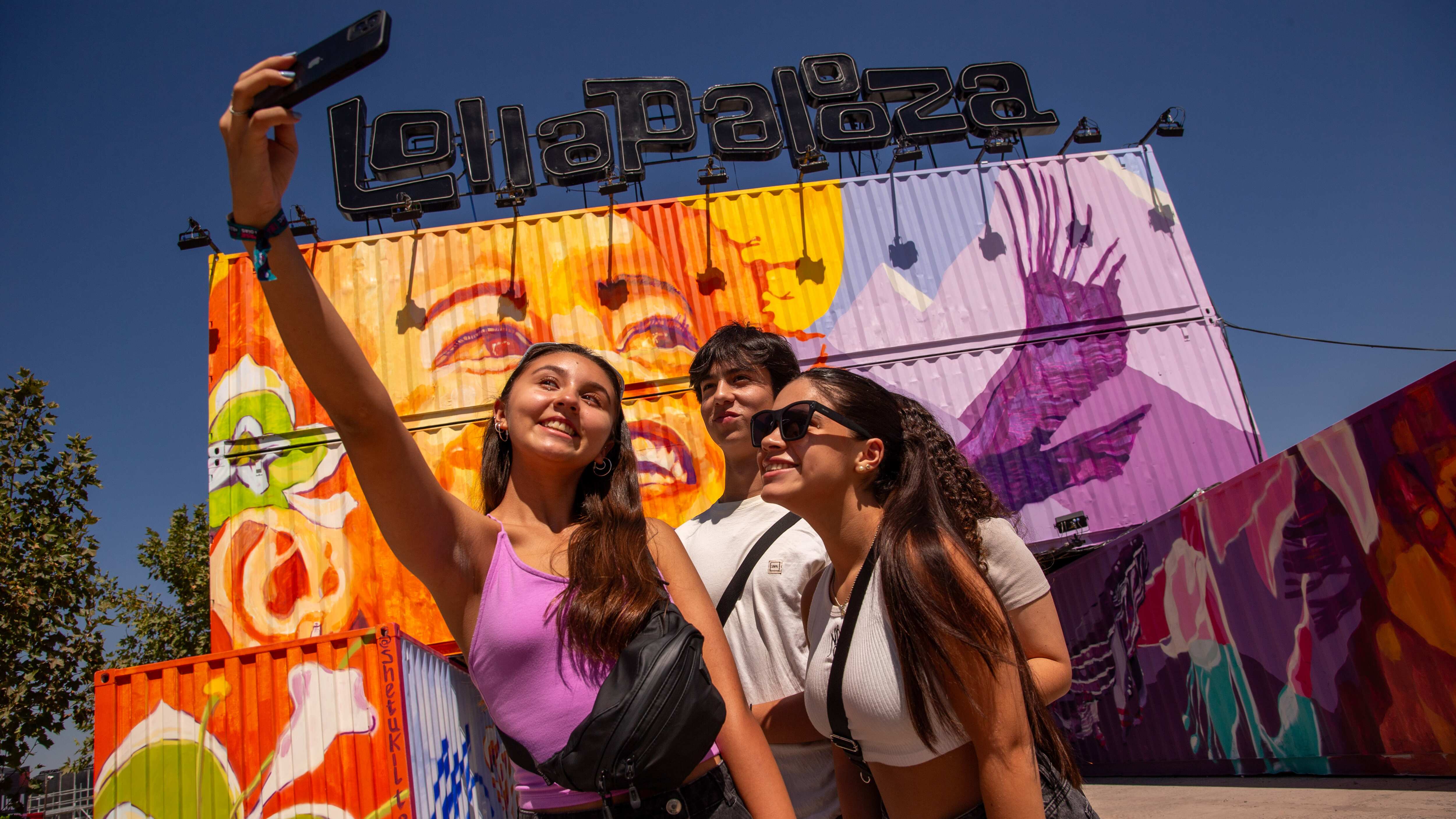 Mejores fotografías de Lollapalooza 2024 | 15 DE MARZO 2024 / SANTIAGO
Público asistente durante la primera jornada de Lollapalooza Chile 2024, realizado en el Parque Bicentenario de Cerillos
FOTO: BASTIAN CIFUENTES ARAYA / AGENCIAUNO