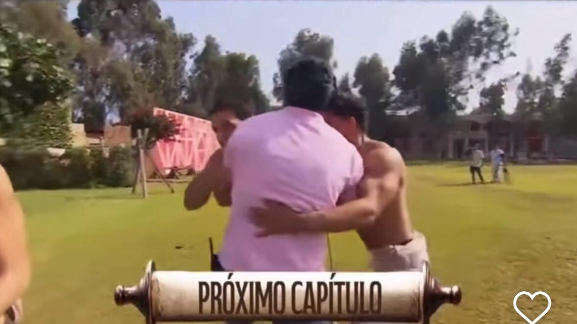 Al parecer, en esta ocasión, no se trataría de una broma entre los hombres del reality, como cuando Pangal Andrade y Austin Palao simularon una pelea. Ahora, el deportista del Cajón del Maipo se habría enojado enserio contra Luis Mateucci y tuvieron que atajarlo para que no llegaran a los golpes.
Así se vio en el adelanto de ¿Ganar o servir?, donde Pangal le advierte a la institutriz Amanda que si los integrantes del otro equipo, liderados por el argentino, lo iban a sacar de sus casillas si no terminaban con las burlas.
En las imágenes, se ven a los participantes reírse de Pangal y le gritan Quico, como el personaje llorón del Chavo del Ocho. Ahí Pangal señala que si continúan con las bromas, lo van a tener que sujetar porque no se va a controlar.