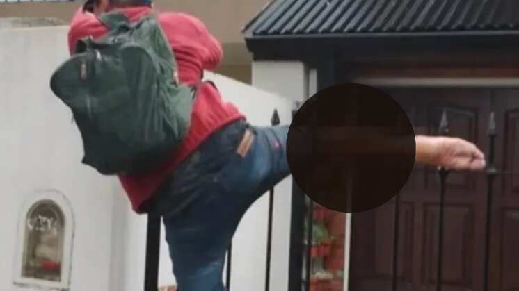 Delincuente quedó atrapado en reja