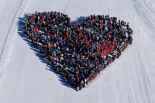 Rinden un homenaje a las víctimas del incendio de Crans-Montana