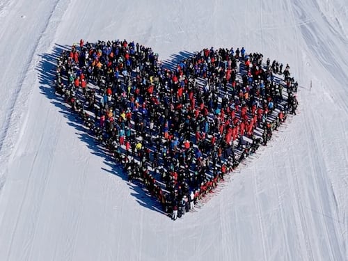 Rinden un homenaje a las víctimas del incendio de Crans-Montana