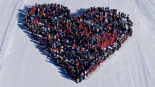Tras el incendio ocurrido en Nochevieja en Crans-Montana, Suiza, que se cobró la vida de 40 personas, esquiadores locales se reunieron para honrar a las víctimas. Foto: Instagram de Crans-Montana.