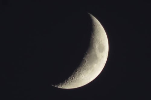 “Si no la pueden ver de cerca, yo se las acerco”: astrónomo chileno muestra brutal imagen de la Luna creciente