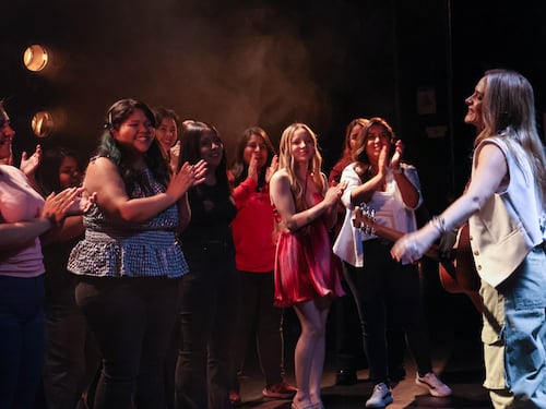 Nicole protagoniza video “Valientes” junto a madres jóvenes vulnerables que sueñan con estudiar