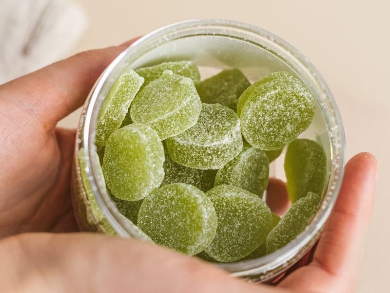 Detienen a estudiante por vender gomitas con marihuana en colegio de Valparaíso: varios alumnos resultaron intoxicados