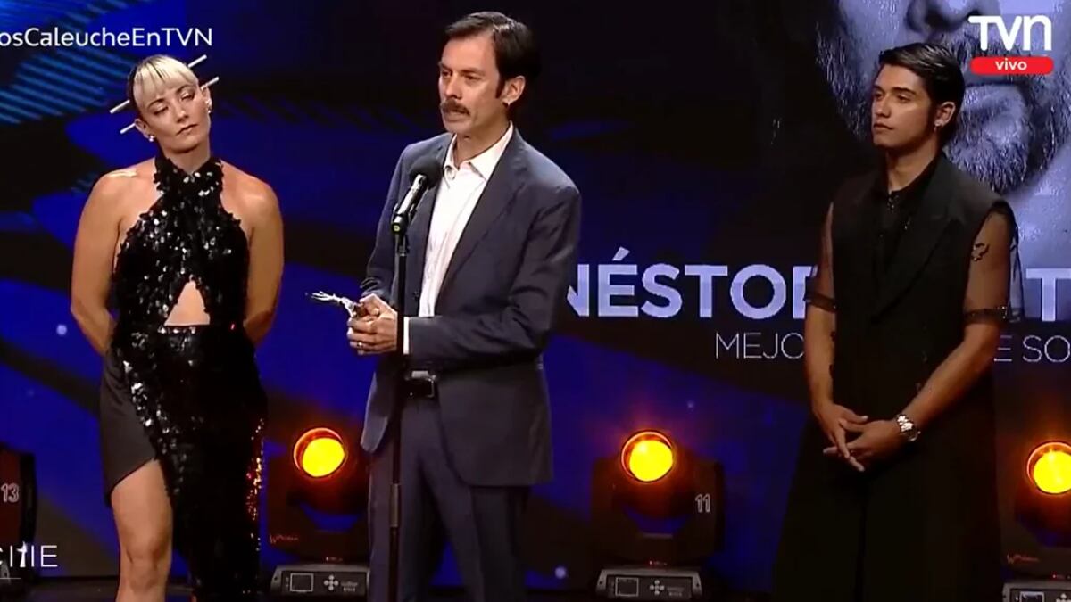 Revuelo generó el pasado domingo Néstor Cantillana tras su intervención en los Premios Caleuche, donde fue destacado como Mejor Actor de Soporte por su participación en la serie 42 días en la oscuridad.
Tras recibir su galardón, el actor realizó un potente discurso donde además de elogiar a sus colegas y compañeros en la producción de Netflix, también se tomó un minuto para hablar sobre su mamá, quien por estos días lucha contra un delicado cáncer en el Hospital de Curicó.
De hecho, aprovechó de destacar a los profesionales de la salud que se preocupan día a día de su estado. Incluso, reflexionó sobre la salud pública en el país.
“Quiero dedicar este premio a mi mamá que lleva tres meses en la UCI del Hospital Base de Curicó. Ella es una mujer que está luchando y que está saliendo de ahí gracias al trabajo de los médicos y las enfermeras y enfermeros”, dijo en la mencionada instancia.
“La salud pública funciona, lo puedo comprobar. Y agradezco que mi madre esté en Fonasa y tenga copago cero, porque o si no estaríamos con una deuda que ustedes pueden imaginar”, complementó.
REACCIONES
Y ahora, en diálogo con País ADN, se refirió a las reacciones que generaron sus dichos.
“Yo pensaba si me llego a ganar uno de los premios, solo puedo agradecer a los colegas, a los directores, a la producción, que otra cosa se puede hacer, y después fue, lo quiero dedicar, a quién se lo dedico, a la persona que me he tenido meses en el centro de mi corazón, de mis pensamientos y mis angustias: mi madre”, señaló.
“Menos mal que ahora ella está mejor y está saliendo, pero por lo mismo, quería agradecer su fortaleza, y al mismo tiempo, agradecer el trabajo enorme de la gente del hospital”, agregó.
Luego, se refirió a los comentarios que le llegaron en redes sociales. “Yo solo tengo Twitter y he recibido mucho cariño y también unas cosas de odio que son impactantes, que no me dejan de sorprender, ‘somos nosotros los que pagamos para que tu madre no pague’, de ahí para arriba”, sostuvo.
“Yo entiendo que la salud pública tiene muchas cosas que mejorar, pero lo que yo digo, es que si tú tienes un accidente en la UCI y lo he visto, en ese lugar, no importa si tienes o no plata, que es una gran diferencia en muchos planos de este país, que es el sueño que todos anhelamos”, aclaró el intérprete.
Por último, contó que un día después de los Premios Caleuche “me llamó el director del Hospital de Curicó, que estaba al lado con el jefe de los tens y los y las enfermeras y estaban tan agradecidos y contentos, (con el discurso) había sido un impulso de energía y nunca pensé que fuera para tanto, yo solo quería agradecer. Con eso te das cuenta que la gente que trabaja en el sistema público solo recibe mala onda”.