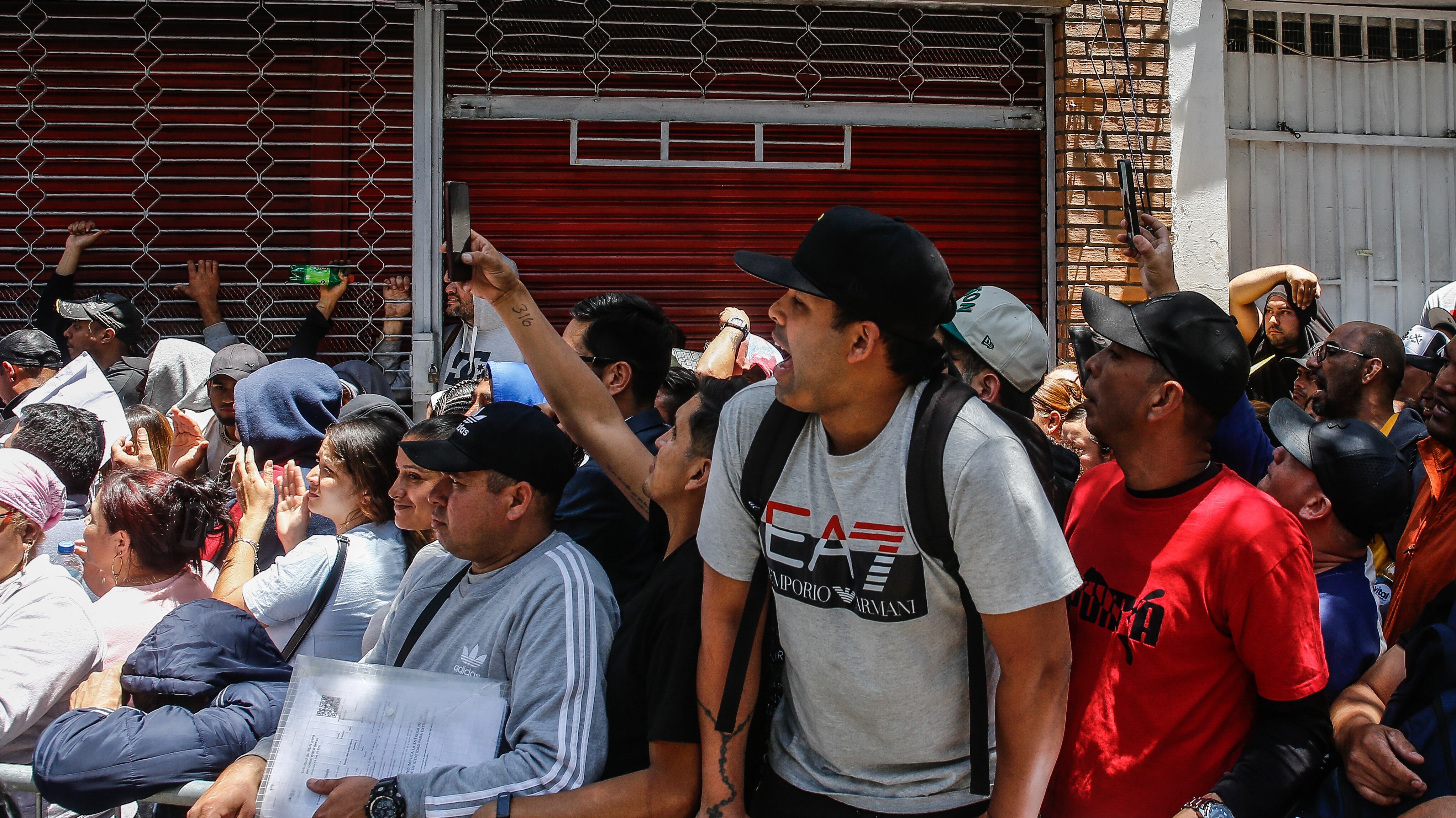 Tras caótica jornada: Registro Civil suspendió proceso de enrolamiento para este martes