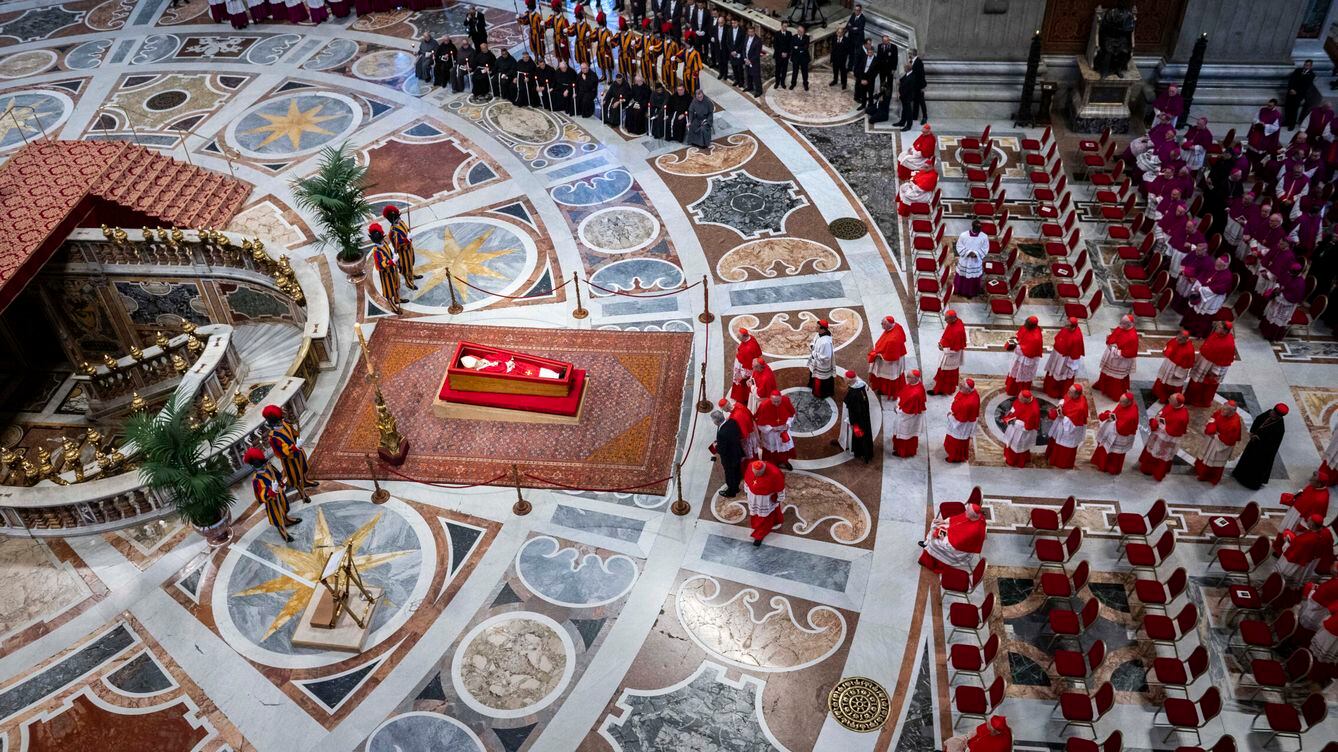“Incluso una persona haciendo una videollamada”: Selfies frente al féretro del Papa Francisco desatan polémica en el Vaticano