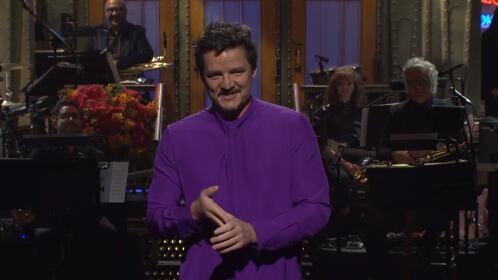 El actor Pedro Pascal suma un nuevo logro a su ascendente carrera internacional. Esta vez se trata de la nominación a los Premios Emmy que recibió por su participación en el exitoso programa estadounidense Saturday Night Live.
El programa de NBC envió a la Academia de Artes y Ciencias de la Televisión los nombres de 16 anfitriones que estuvieron en la reciente temporada para estar dentro de los nominados a la categoría Mejor Actor invitado o Mejor Actriz invitada a una serie de comedia, consignó Cooperativa.
Ahora, la Academia decidirá entre los más de 200 postulantes para elegir a los seis actores y seis actrices que estarán en las categorías Mejor Actor invitado o Mejor Actriz invitada a una serie de comedia, selección que se anunciará el 12 de julio.
Pedro Pascal suma y sigue
Además, el actor chileno radicado en Estados Unidos, también podría estar nominado a la categoría Mejor Actor en Drama por “The Last of Us”.
Además de Pascal, fueron propuestos los nombres de Miles Teller, Brendan Gleeson, Dave Chappelle, Steve Martin & Martin Short (co-hosts combined), Austin Butler, Michael B. Jordan, Travis Kelce, Megan Thee Stallion, Amy Schumer, Keke Palmer, Aubrey Plaza, Jenna Ortega, Quinta Brunson y Molly Shannon, consignó el citado medio.