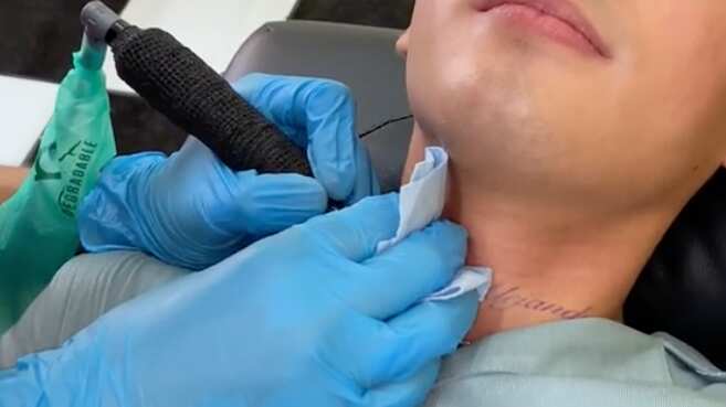 Tiktoker se hace tatuaje