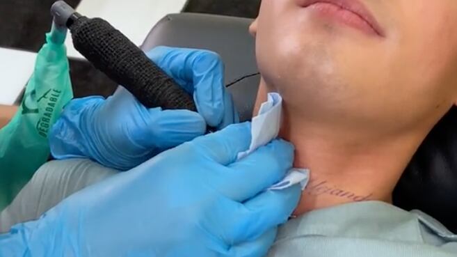 Tiktoker se hace tatuaje