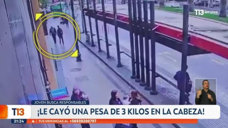 Pesa cayó desde edificio en plena Alameda y golpea a joven: sobrevivió de milagro