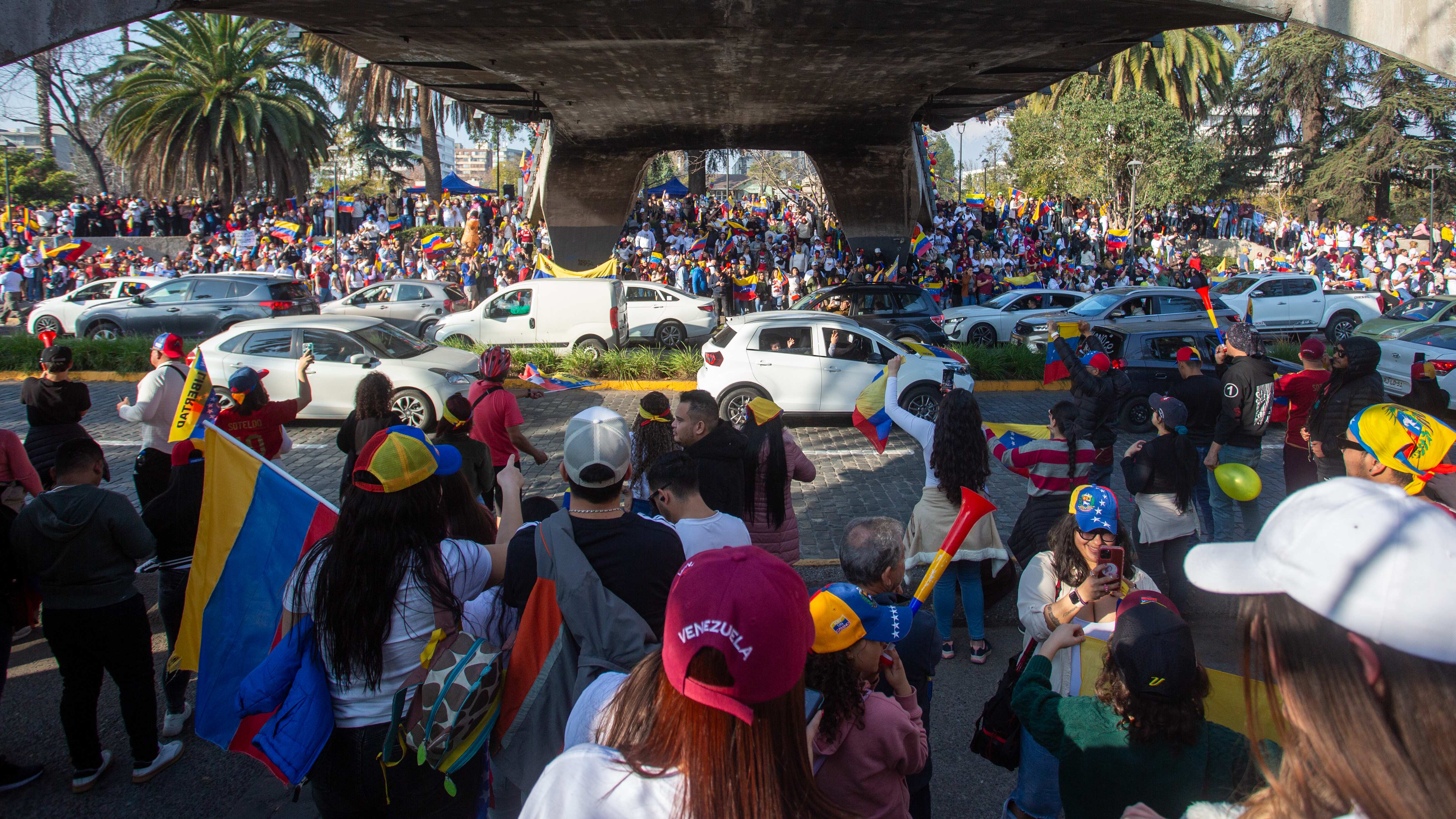 Venezolanos en Providencia el día de las elecciones en su país. / AGENCIAUNO
