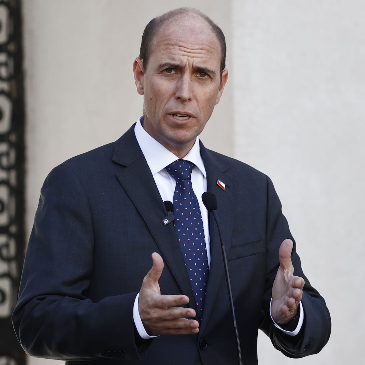 Ministro Arrau solicita renuncia de dos subsecretarios en Ministerio de Seguridad Ministro Arrau solicita renuncia de dos subsecretarios en Ministerio de Seguridad