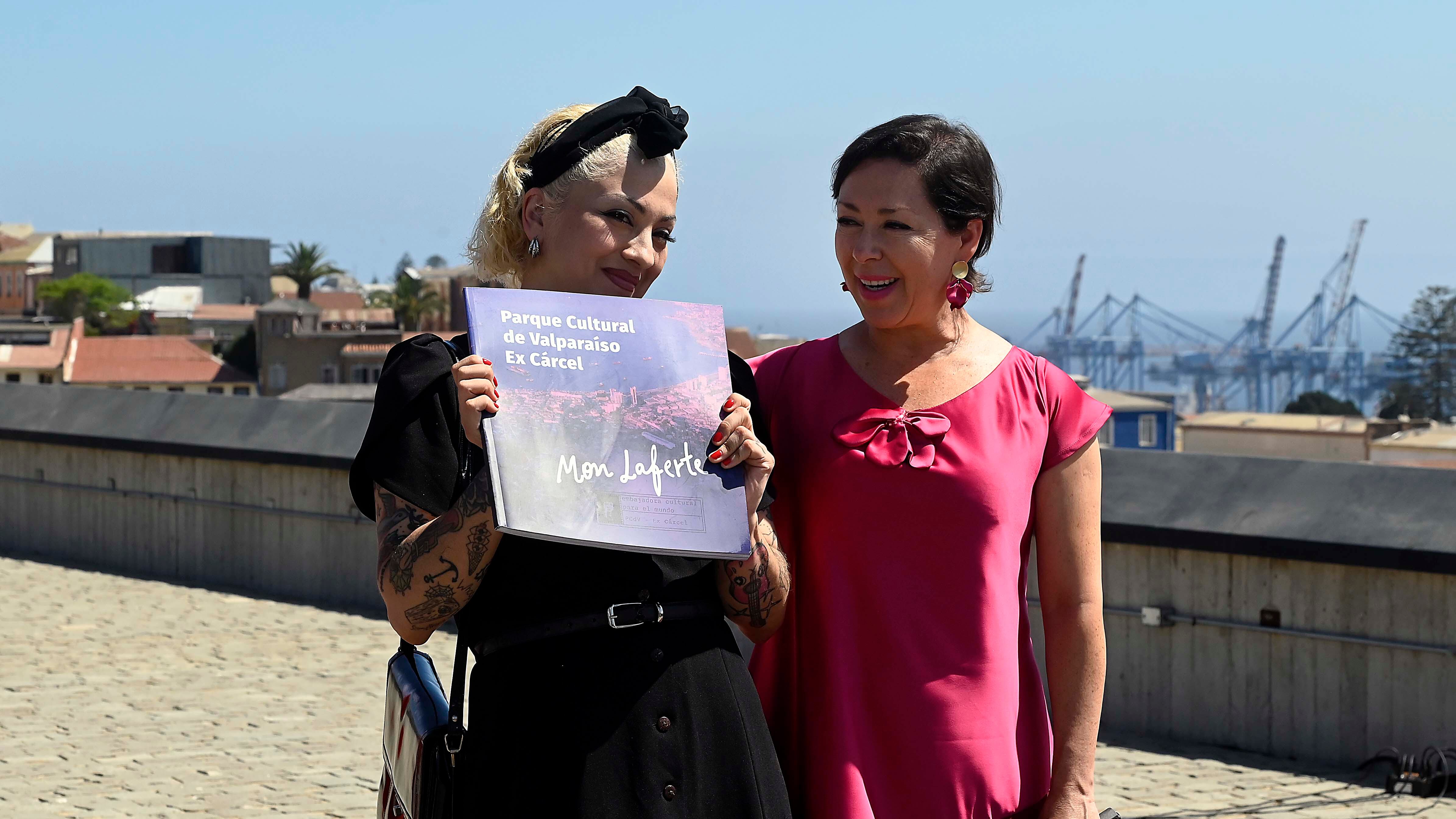 07 DE DICIEMBRE 2025/ VALPARAISO
Mon Laferte es envestida por parte de la presidenta del directorio Gianina Figueroa como embajadora Cultural en el Parque Cultural de Valparaíso, contó con la presencia del Presidente Boric.