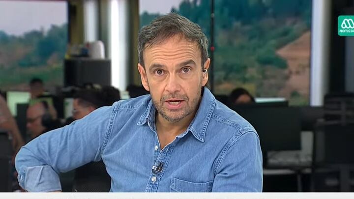 El periodista es el conductor del noticiario de la tarde en el canal privado.