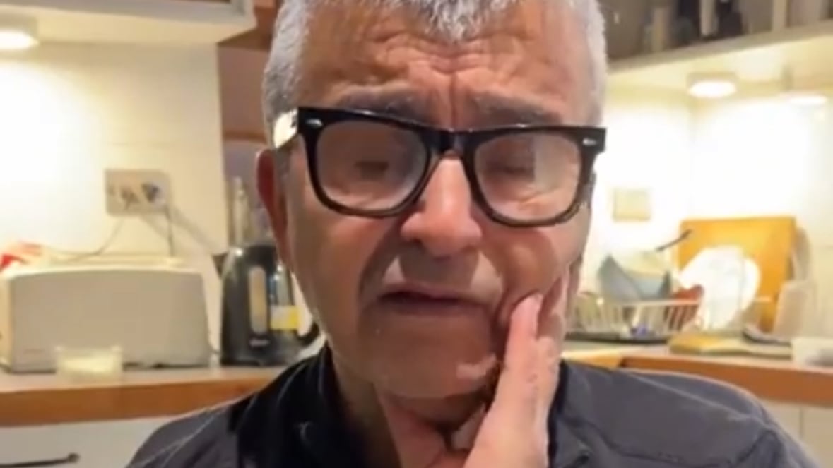 El querido fundador de la marca de ropa outdor Lippi, Reinaldo Lippi -quien tuvo que vender la empresa tras ser estafado por sus socios- realizó un sentido llamado en redes sociales, debido a los múltiples reclamos que le llegan a su cuenta personal por la mala calidad que tendrían en la actualidad las prendas de vestir.
Producto de su video, que se viralizó rápidamente en redes sociales, convirtiendo su apellido, una vez más, en trending topic.
“Yo les quiero contar que hace más de 10 años que no estoy en la compañía, y, sin embargo, hasta el día de hoy me siguen llegando, este último tiempo, sobre todo, muchos reclamos. Y yo les pediría por favor que esos reclamos los conduzcan por los canales oficiales de la compañía o simplemente al Sernac. Pero por favor les pido que no me lo hagan a mí más, porque estoy constantemente dando explicaciones y eso no me gusta y me da un poquito de pena”, añadió Reinaldo Lippi.